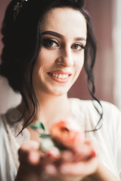 Retrato de noiva bonita com véu de moda na manhã do casamento — Fotografia de Stock