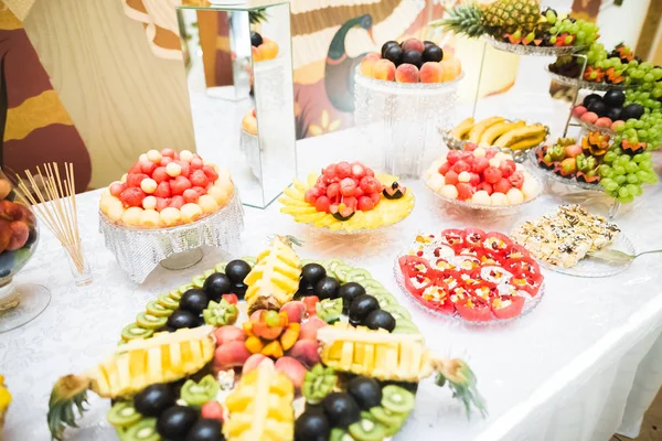 Köstliche und leckere Desserttafel mit Cupcakes Aufnahmen an der Rezeption Nahaufnahme — Stockfoto