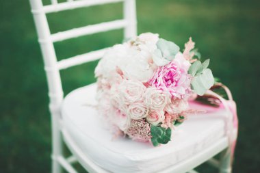 Farklı çiçeklerden oluşan lüks bir düğün buketi.