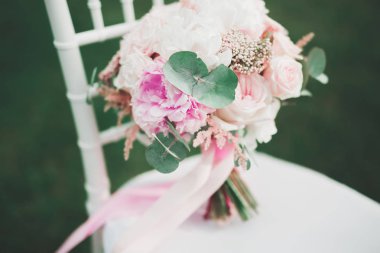 Farklı çiçeklerle güzel bir düğün buketi, güller