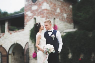 Güzel, mutlu bir düğün çifti, güzel şehirde uzun beyaz elbiseli bir gelin.