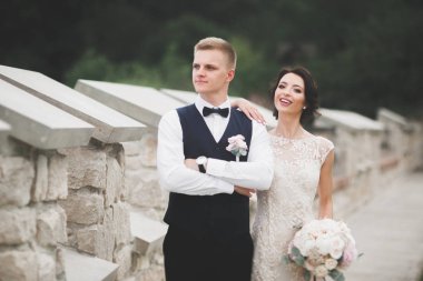 Botanik parkında yürüyen mutlu bir çift.