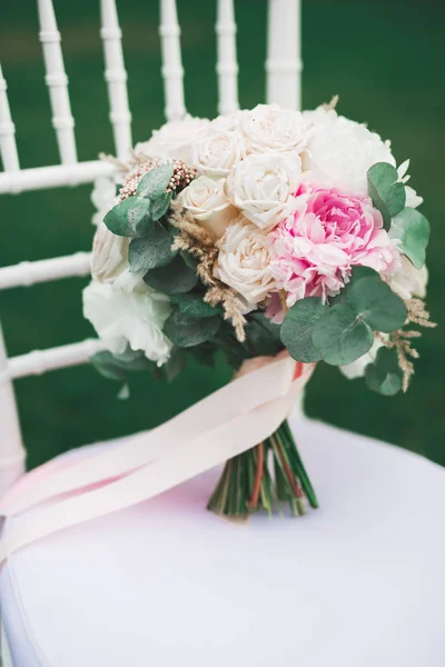 Wonderful luxury wedding bouquet of different flowers — Stock Photo, Image