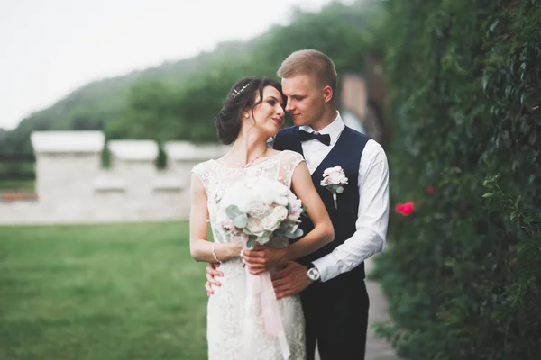 Casamento de luxo casal, noiva e noivo posando na cidade velha — Fotografia de Stock