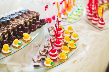 Bir büfe üzerinde pişmiş tatlı çeşitleri