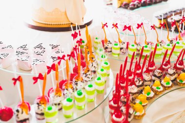 Düğün şekeri büfesinde lezzetli tatlılar, tatlılar, kekler.