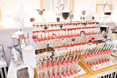 Düğün şekeri büfesinde lezzetli tatlılar, tatlılar, kekler.