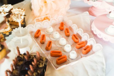 Bir büfe üzerinde pişmiş tatlı çeşitleri