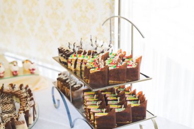 Lezzetli ve tatlı bir tatlı masası. Kapalı resepsiyonda küçük kekler ve shot 'lar var..