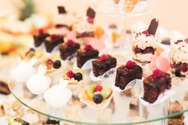 Bir büfe üzerinde pişmiş tatlı çeşitleri