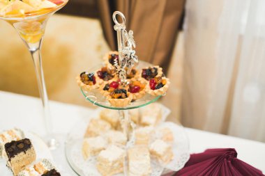 Düğün şekeri büfesinde lezzetli tatlılar, tatlılar, kekler.