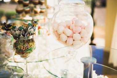 Enfes ve lezzetli bir tatlı masası ve resepsiyonda kapkek fotoğrafları.