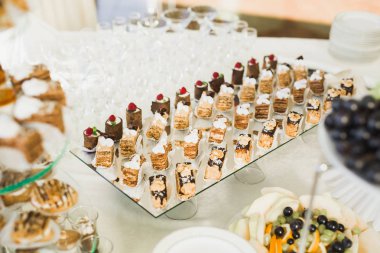 Bir büfe üzerinde pişmiş tatlı çeşitleri