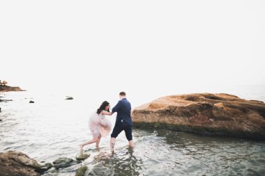 Mutlu evlilik çifti güzel manzarada kalıyor.