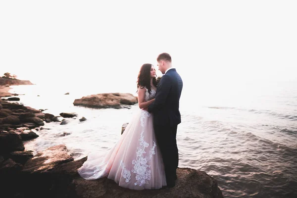 Glückliches Hochzeitspaar übernachtet in schöner Landschaft — Stockfoto