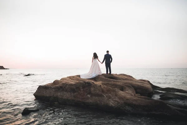 Casal feliz elegante elegante, noiva, lindo noivo no fundo do mar e do céu — Fotografia de Stock
