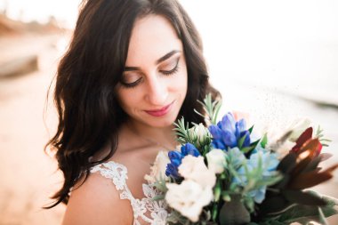 Zarif beyaz elbiseler içinde güzel bir gelin