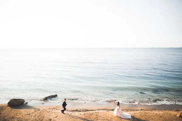 Pareja feliz boda quedarse sobre hermoso paisaje — Foto de Stock
