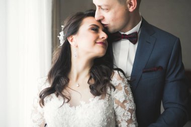 Mutlu gelin ve damat düğüne hazırlanıyor.