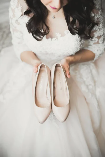 Witte stijlvolle trouwschoenen voor bruid. Close-up — Stockfoto