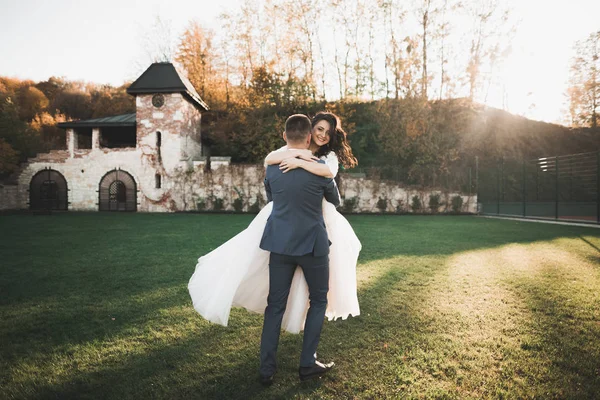 Güzel, mutlu bir düğün çifti, güzel şehirde uzun beyaz elbiseli bir gelin. — Stok fotoğraf