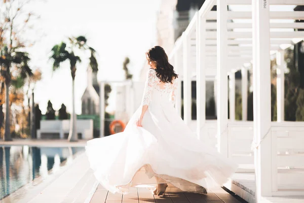漂亮的豪华新娘，穿着雅致的白衣 — 图库照片