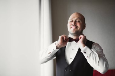 Damat sabah hazırlığı. Yakışıklı adam giyiniyor ve düğüne hazırlanıyor.