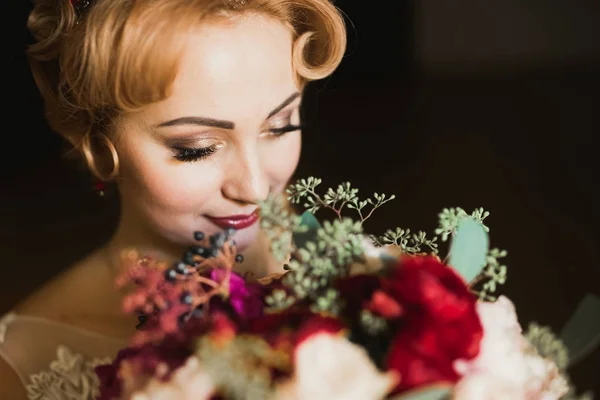 Novia de lujo en vestido blanco posando mientras se prepara para la ceremonia de boda — Foto de Stock