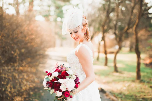 Brud som håller stor och vacker bröllopsbukett med blommor — Stockfoto