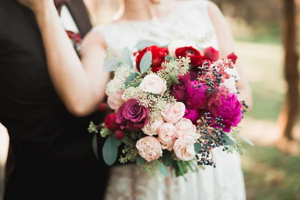 Perfect wedding couple holding luxury bouquet of flowers — Stock Photo, Image