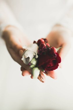 Farklı çiçeklerden oluşan lüks bir düğün buketi.