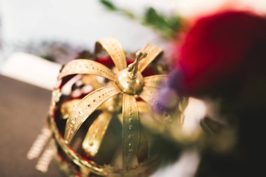 Kilisedeki masanın üzerinde altın taçlar var.