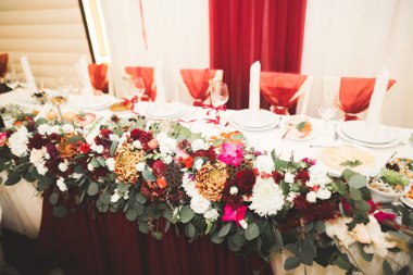 Düğün töreni için hazırlanmış bir restoranın içinde.