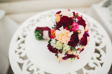 Farklı çiçeklerle güzel bir düğün buketi, güller