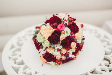 Farklı çiçeklerle güzel bir düğün buketi, güller