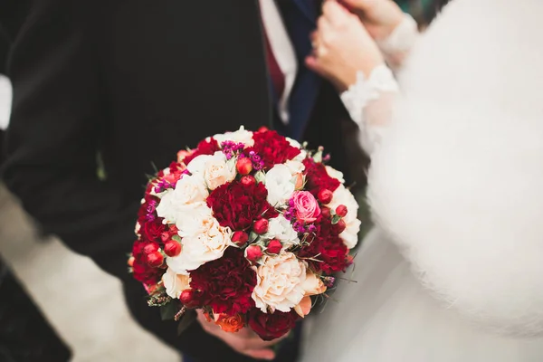 新娘手里拿着花束，又大又漂亮的婚纱 — 图库照片