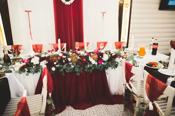 Interior of a restaurant prepared for wedding ceremony — Stock Photo, Image