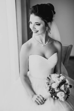 Gelinlik giymiş güzel moda gelin pozu