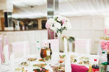 Lezzetli ve tatlı bir tatlı masası. Kapalı resepsiyonda küçük kekler ve shot 'lar var.