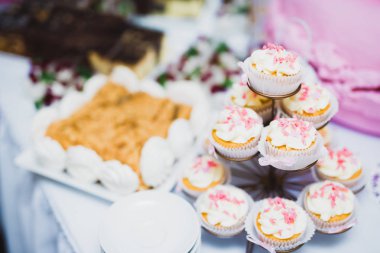 Düğün şekeri büfesinde lezzetli tatlılar, tatlılar, kekler.