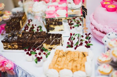 Lezzetli düğün resepsiyonu, tatlı masası.