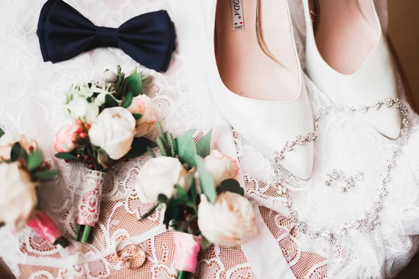 Zapatos de boda blancos y elegantes para novia. Primer plano —  Fotos de Stock