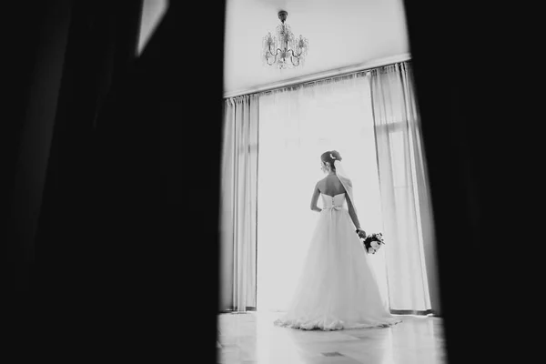 Indah fashion pengantin dalam gaun pengantin berpose — Stok Foto