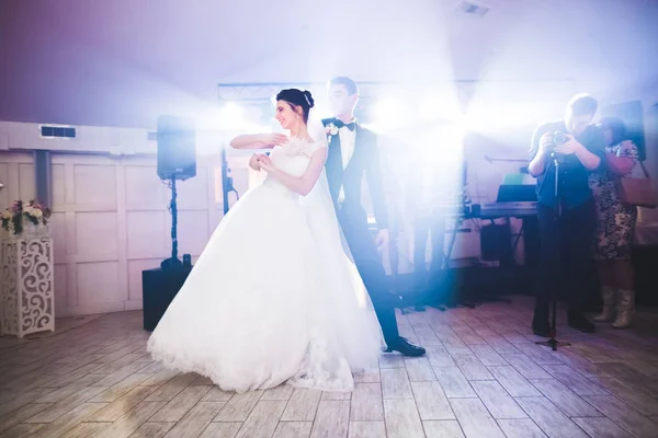 Beautiful wedding couple just married and dancing their first dance — Stock Photo, Image