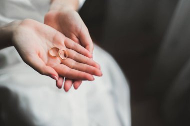 Lüks alyans Gelin eller üzerinde. Yakın odak