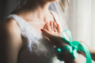 Beyaz elbiseli lüks gelin düğün törenine hazırlanırken poz veriyor.