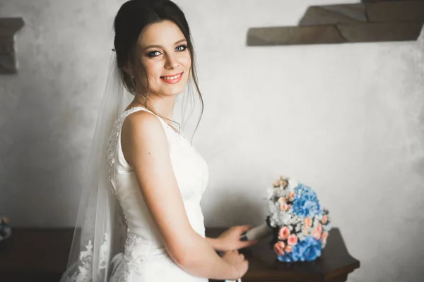 Portrait de belle mariée avec voile de mode au matin du mariage — Photo