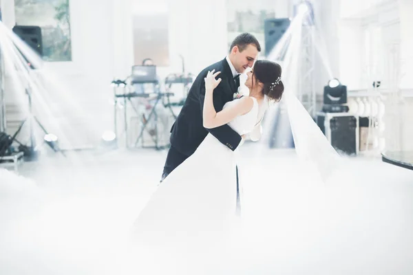아름다운 부부가 방금 결혼하여 첫 춤을 추고 있다 — 스톡 사진