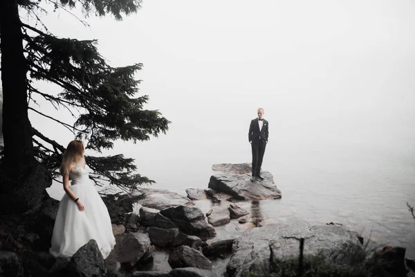 Bacio matrimonio coppia in primavera natura close-up ritratto — Foto Stock