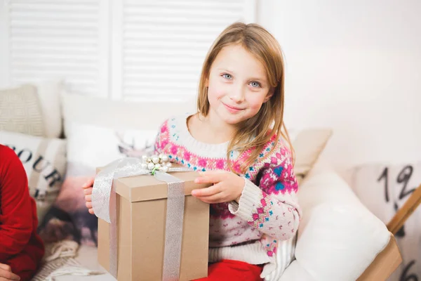 Портрет милой маленькой красивой девушки с подарочной коробкой — стоковое фото